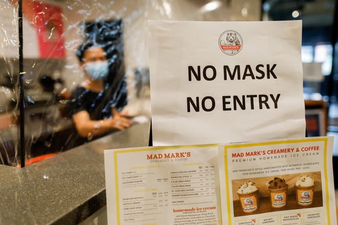 Dòng chữ “không được vào nếu không có khẩu trang” ở một tiệm kem tại Manila, Philippines ngày 8.7 /// Ảnh: Reuters