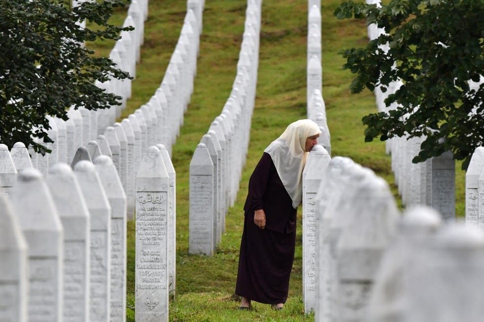 Bà Mejra Djogaz sống sót trong vụ thảm sát năm 1995 hôn lên mộ con trai Omer (19 tuổi) và Munib (21 tuổi) tại nghĩa trang Potocari
