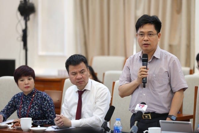 Ông Nguyễn Xuân Thành, Vụ trưởng Vụ Giáo dục trung học Bộ GD-ĐT, trả lời câu hỏi của các phóng viên trong buổi họp báo chiều 30.6 /// Ảnh: B.G.D
