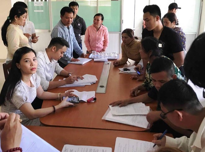 Người dân nợ tiền đất tái định cư tập trung tại Ban Tiếp dân TP.Đà Nẵng để gửi đơn cứu xét vào đầu năm 2019 /// Ảnh: Hoàng Sơn