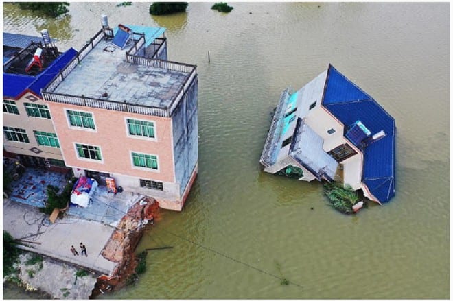Một ngôi nhà 3 tầng bị sập do lũ ở tỉnh Giang Tây /// Chụp màn hình CGTN