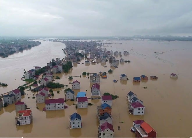 Toàn cảnh huyện Bà Dương thuộc tỉnh Giang Tây chìm trong nước lũ vào ngày 9.7 /// Chụp từ clip
