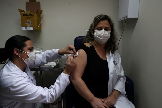 Một tình nguyện viên tại Brazil được tiêm vắc xin thử nghiệm ngừa Covid-19 /// Reuters