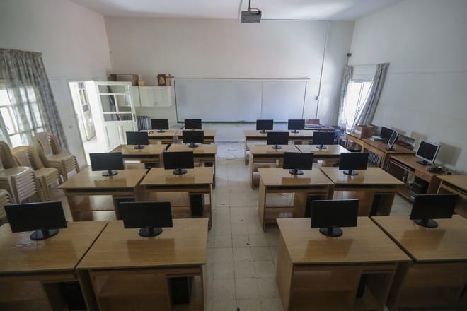Một phòng học không có học sinh ở thành phố Zahle, Li Băng /// AFP