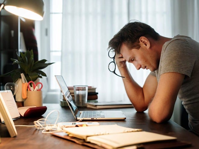 Ly hôn, cô đơn, khó khăn về tài chính và thất nghiệp đều là những tình huống gây căng thẳng cao độ /// Ảnh: Shutterstock