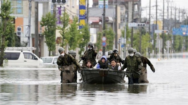 Lực lượng Phòng vệ Nhật Bản giúp cứu hộ người dân ở tỉnh Kumamoto /// Reuters