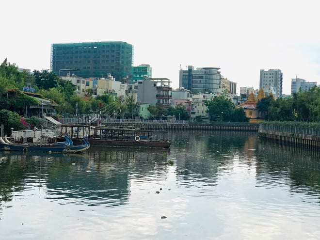 Nhiều đoạn kênh Nhiêu Lộc - Thị Nghè đã bắt đầu có dấu hiệu ô nhiễm trở lại /// H.MAI