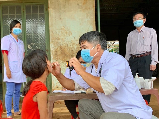 Khám sàng lọc cho người dân để phát hiện bệnh bạch hầu tại làng Bông Hiot, xã Hải Yang, huyện Đăk Đoa (tỉnh Gia Lai) /// ẢNH: TRẦN HIẾU