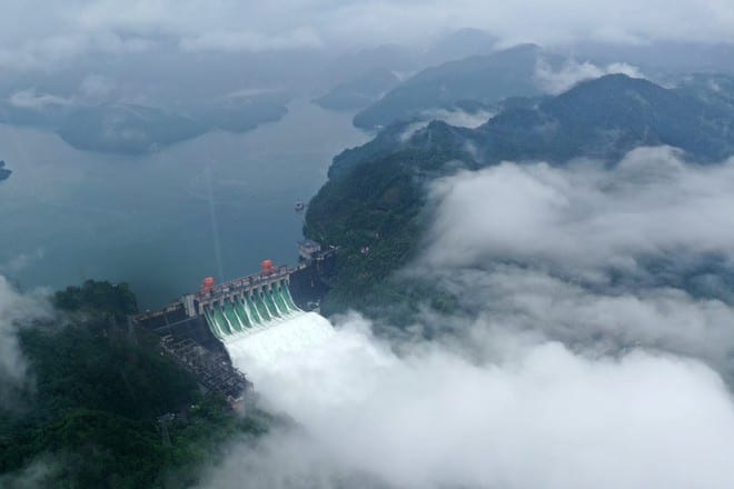 Đập thủy điện Tân An ở Trung Quốc đang xả lũ hết công suất /// Ảnh chụp màn hình China Daily