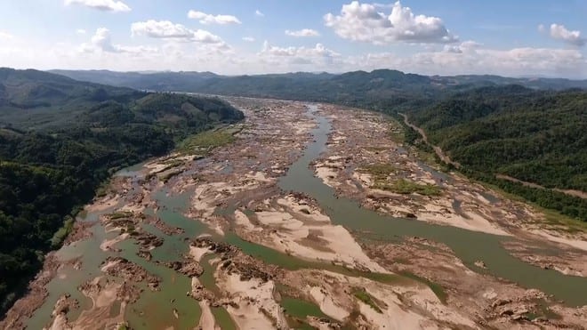 Một đoạn sông Mê Kông khô hạn vào tháng 10.2019, cách đập Xayaburi của Lào khoảng 300 km về phía hạ nguồn /// AFP