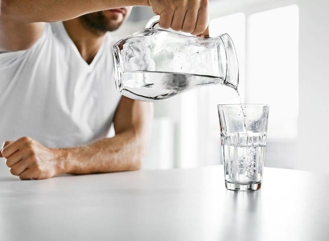 Cơ thể mất nước nhẹ cũng có thể làm dày máu và cản trở lưu lượng máu và tăng huyết áp /// Ảnh minh họa: Shutterstock