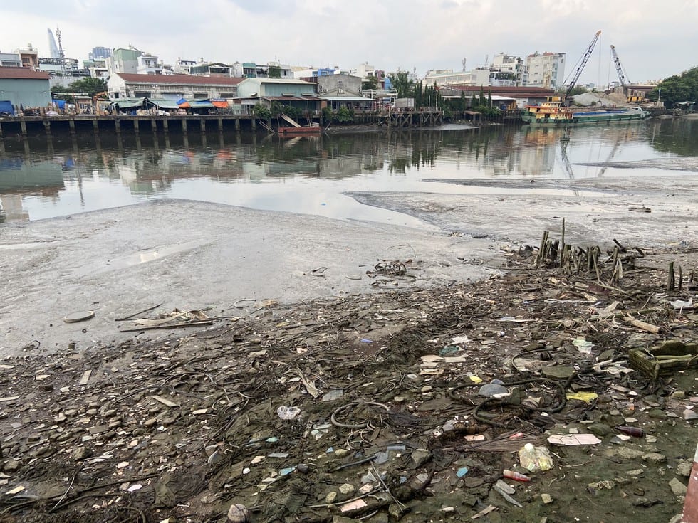 Kênh Tẻ là 1 trong những dòng sông, kênh, rạch đang chịu ô nhiễm trầm trọng bởi rác thải /// Ảnh: Nguyễn Bảo Anh