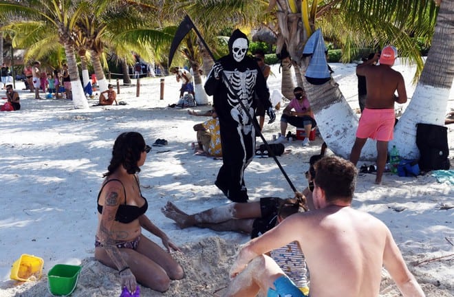 Một người hóa trang thành thần chết để cảnh báo về Covid-19 ở một bãi biển ở Mexico /// AFP