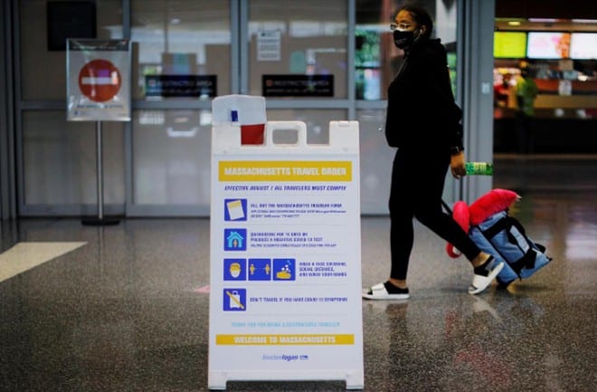 Một tấm biển thông tin về quy định phòng dịch Covid-19 tại sân bay Logan ở thành phố Boston, bang Massachusetts (Mỹ) ngày 3.8 /// Reuters