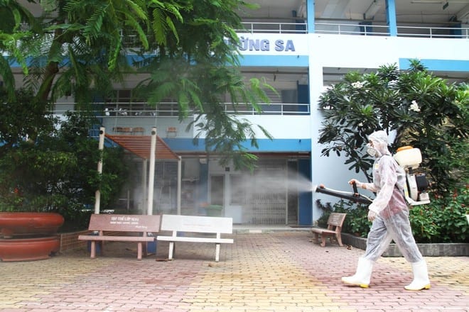 Trường THPT Nguyễn Du (Q.10, TP.HCM) thực hiện xịt khử khuẩn chống dịch Covid-19 định kỳ, vệ sinh phòng ốc chuẩn bị cho kỳ thi tốt nghiệp THPT 2020 /// Ảnh: Phạm Hữu 
