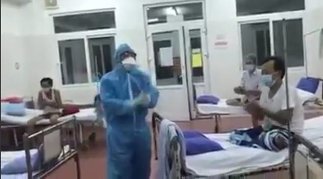 Bác sĩ Bệnh viện C Đà Nẵng hát cùng bệnh nhân ẢNH CẮT TỪ CLIP