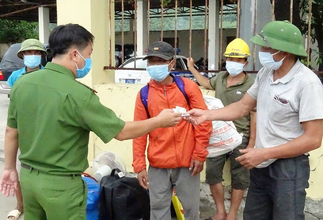 Một cán bộ làm nhiệm vụ lấy tiền túi hỗ trợ 4 thợ xây Nghệ An sau khi nhóm lội bộ rời Đà Nẵng /// Ảnh: M.Đ.T