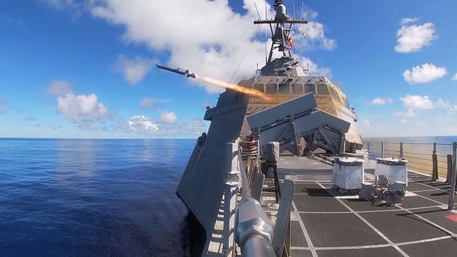 Tàu tác chiến cận bờ USS Gabrielle Giffords của Mỹ phóng thử một loại tên lửa mới trong cuộc tập trận ở Thái Bình Dương hồi tháng 10.2019 /// Hải quân Mỹ