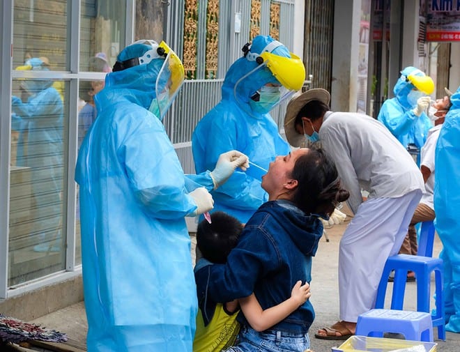 Lực lượng y tế lấy mẫu xét nghiệm Covid-19 của người dân tại khu dân cư P.An Hải Đông, Q.Sơn Trà Ảnh: Huy Đạt
