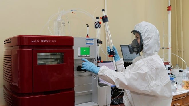 Nhà khoa học nghiên cứu vắc xin ngừa Covid-19 tại Viện Gamaleya /// Reuters