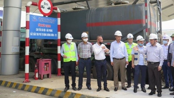 Bộ trưởng Bộ GTVT Nguyễn Văn Thể kiểm tra thu phí tự động tại cao tốc Hà Nội - Hải Phòng /// Ảnh Huy Lộc