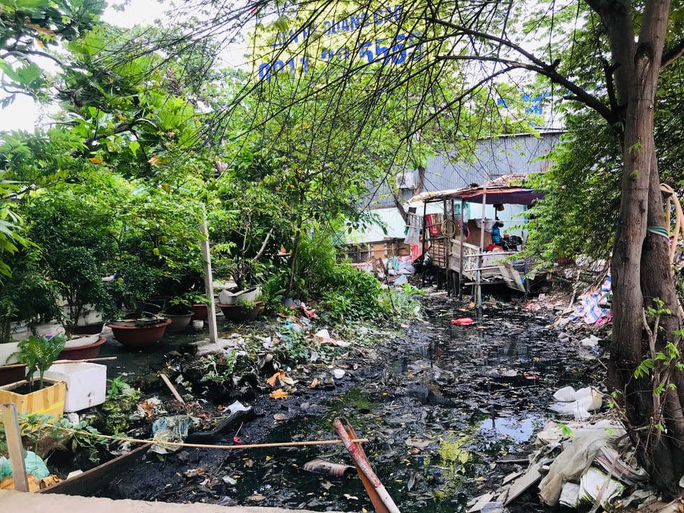 Người dân quận 7 sống ngập trong rác dưới dạ cầu Kênh Tẻ - ảnh 2