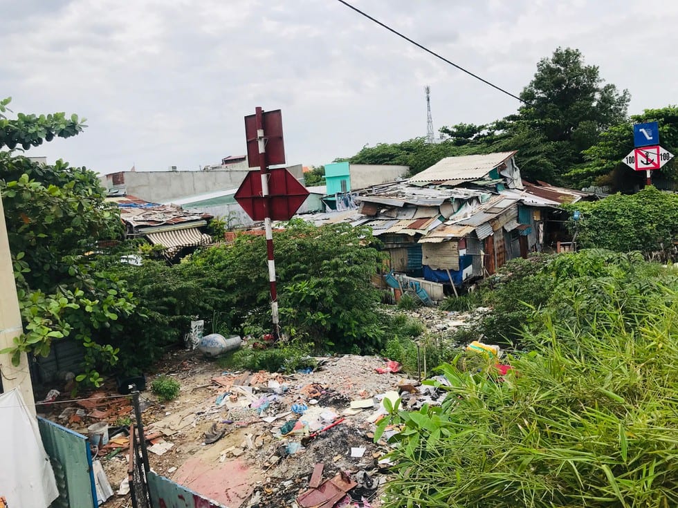 Người dân quận 7 sống ngập trong rác dưới dạ cầu Kênh Tẻ - ảnh 5