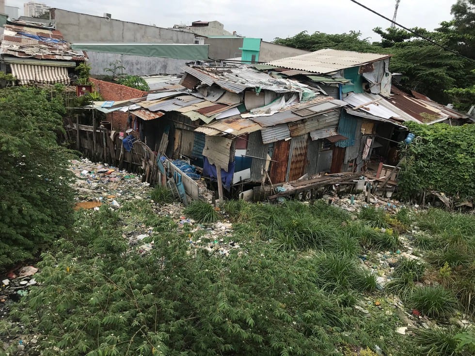 Người dân quận 7 sống ngập trong rác dưới dạ cầu Kênh Tẻ - ảnh 6