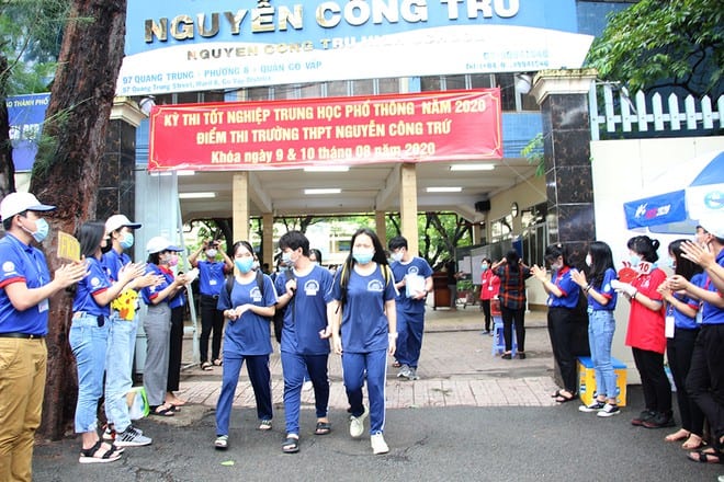 Nhiều thí sinh vui vẻ rời khỏi điểm thi sau môn thi cuối cùng kỳ thi tốt nghiệp THPT /// Nguyễn Loan