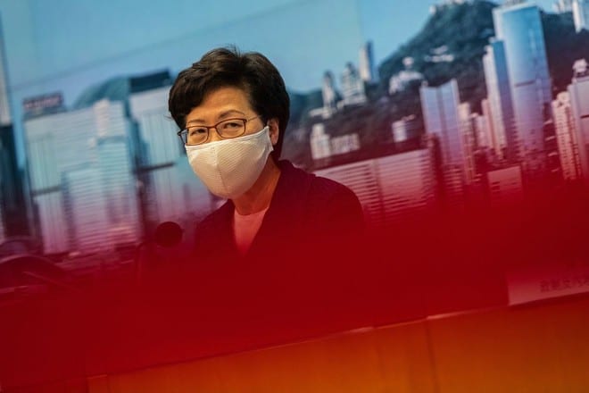 Đặc khu trưởng Lâm Trịnh Nguyệt Nga cùng nhiều quan chức của đặc khu Hồng Kông và chính quyền Trung Quốc không được phép đến Mỹ và bị phong tỏa nếu có tài sản ở Mỹ /// Bloomberg
