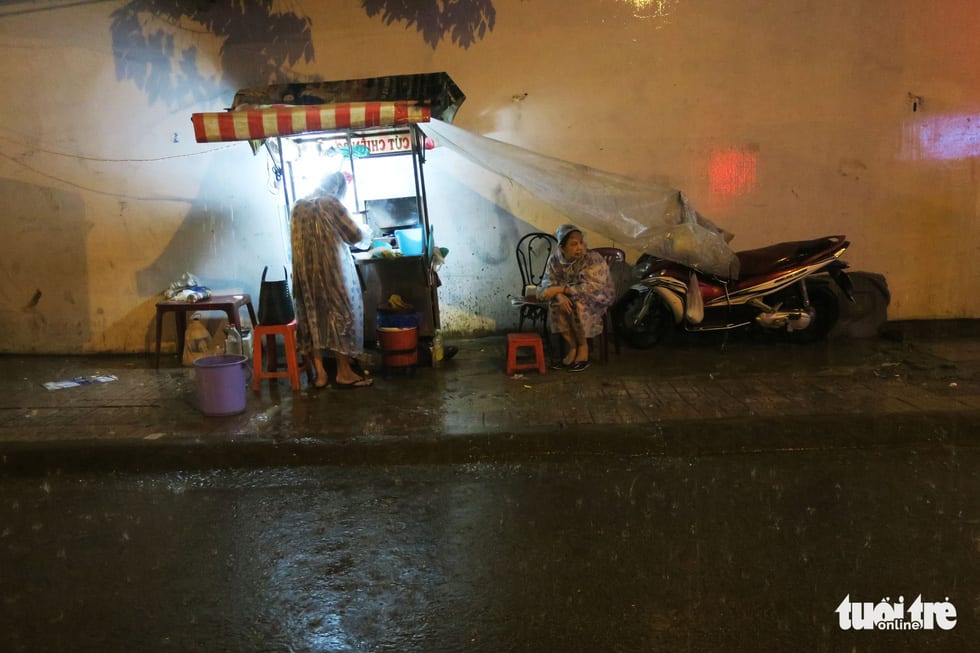 Đêm mưa tầm tã, nhiều người Sài Gòn vẫn vất vả mưu sinh - Ảnh 10.