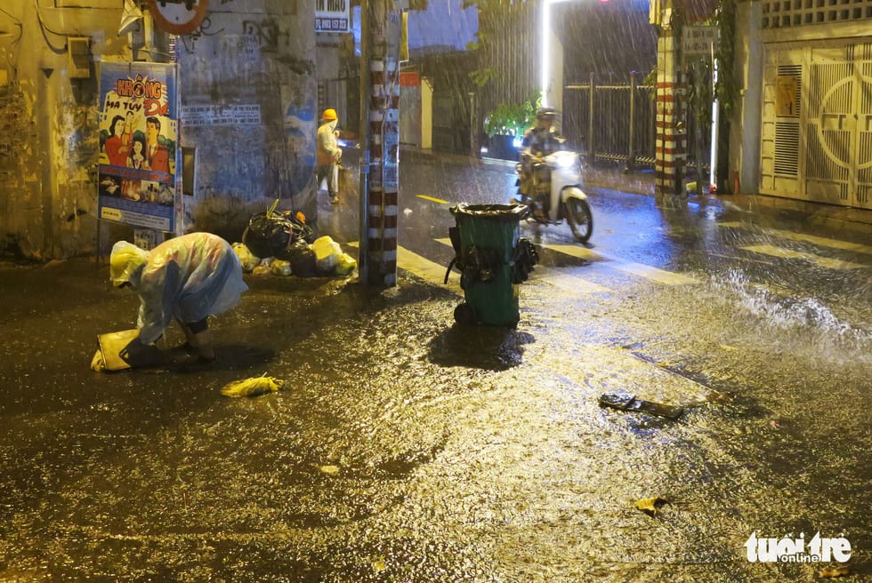Đêm mưa tầm tã, nhiều người Sài Gòn vẫn vất vả mưu sinh - Ảnh 3.