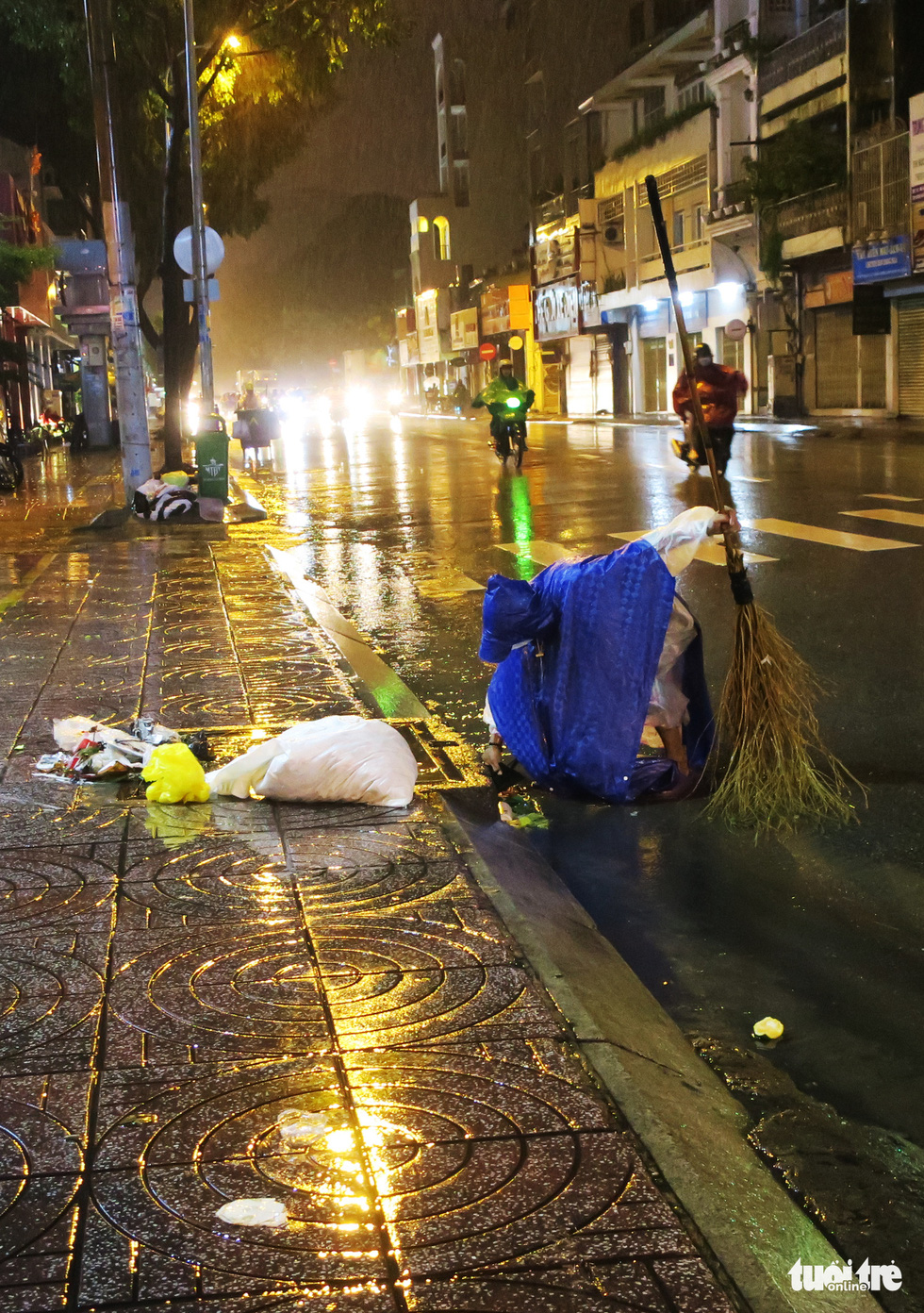 Đêm mưa tầm tã, nhiều người Sài Gòn vẫn vất vả mưu sinh - Ảnh 7.