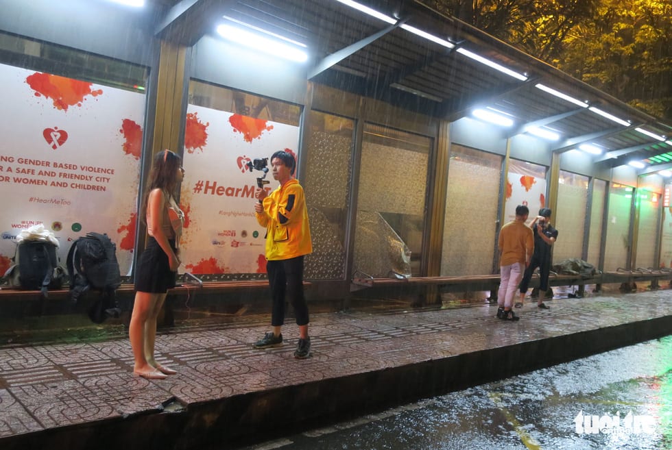 Đêm mưa tầm tã, nhiều người Sài Gòn vẫn vất vả mưu sinh - Ảnh 8.