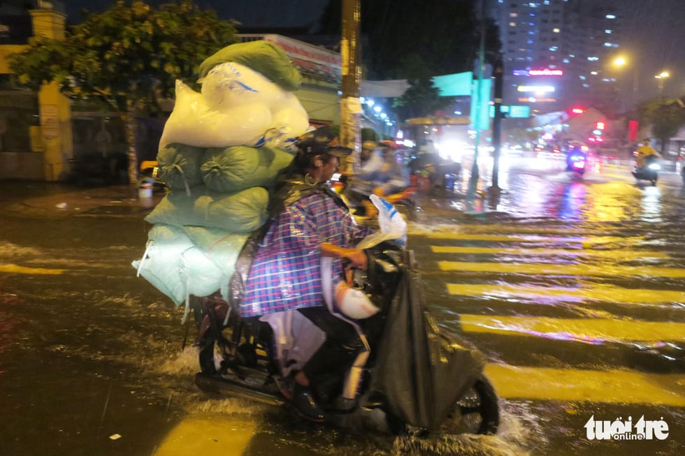 Đêm mưa tầm tã, nhiều người Sài Gòn vẫn vất vả mưu sinh - Ảnh 11.