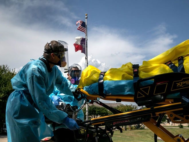 Nhân viên y tế đưa bệnh nhân tại Texas (Mỹ) đi cấp cứu /// AFP