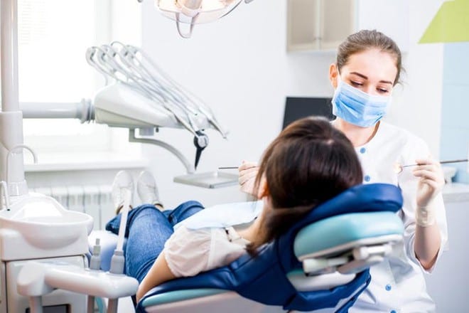 WHO khuyên rằng những dịch vụ chăm sóc sức khỏe răng miệng định kỳ không cần thiết như làm sạch răng, tư vấn và chăm sóc phòng ngừa, nên được hoãn lại cho đến khi đại dịch kết thúc hoặc cho đến khi tỉ lệ lây nhiễm Covid-19 ở mức thấp. /// Shutterstock