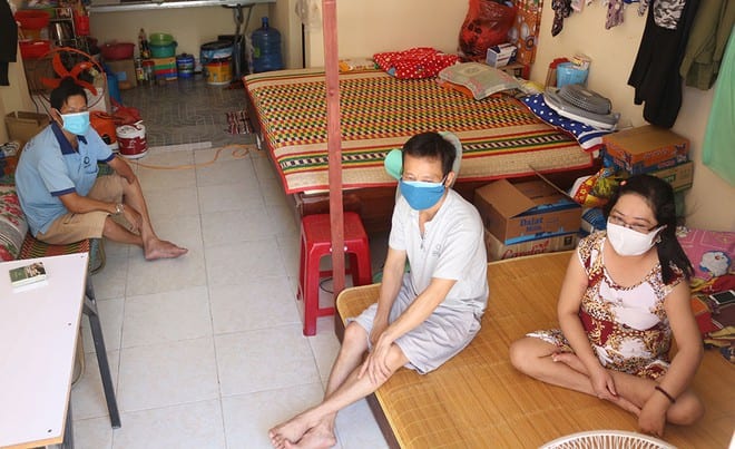 Người nhà và bệnh nhân bệnh thận tá túc chen chúc trong căn trọ chật hẹp với bộn bề lo toan Ảnh: Hoàng Sơn