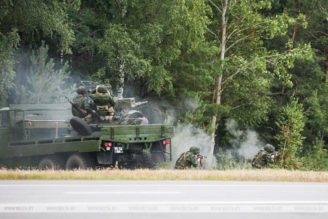 Nga, Belarus điều quân áp sát biên giới giữa căng thẳng leo thang - ảnh 1