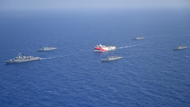 Tàu thăm dò Oruc Reis với sự hộ tống của các tàu chiến Thổ Nhĩ Kỳ tại Địa Trung Hải ngày 10.8 /// Reuters