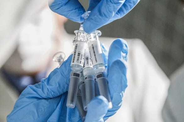 Trung Quốc công bố giá vắc xin COVID-19 đắt nhất thế giới - Ảnh 1.
