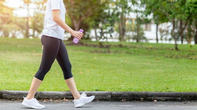 Để đi bộ có hiệu quả cho sức khỏe, bạn đừng đi quá chậm, nên hít thở hài hòa. /// Ảnh minh họa: Shutterstock
