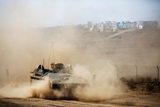 Xe bọc thép chở quân của Israel hoạt động trên cao nguyên Golan ngày 3.8 /// Reuters