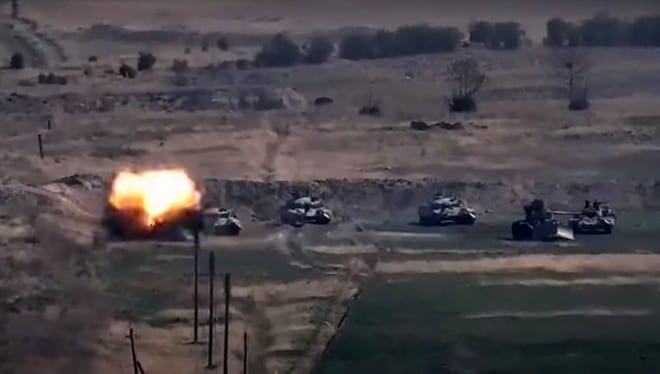 Hình ảnh được cho là xe tăng của Azerbaijan bị bắn tại vùng Nagorno-Karabakh /// AFP