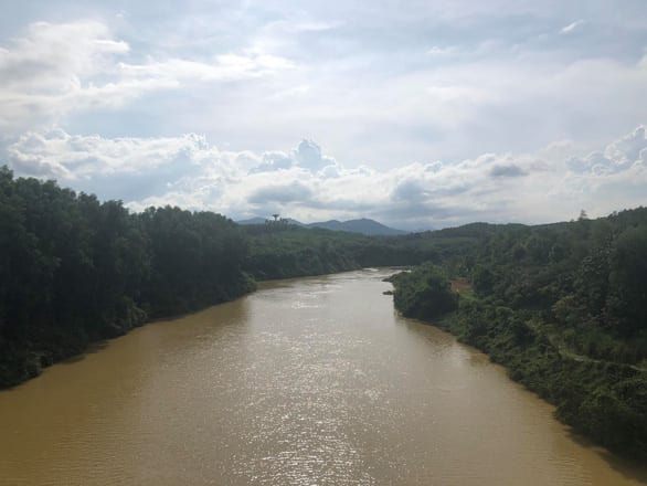 Sông Hương chuyển màu vàng đục khác thường - Ảnh 2.