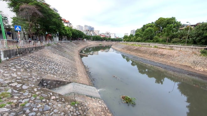 Nhiều người cho rằng, sông Tô Lịch hiện nay giống như bể chứa nước thải của TP.Hà Nội, là dòng sông “chết” /// Ảnh: Lê Quân