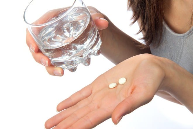 Để sử dụng thuốc giảm đau hiệu quả và an toàn, tốt nhất, người bệnh không nên tự ý mua thuốc uống mà phải có sự tư vấn của bác sĩ hoặc dược sĩ /// Ảnh minh họa: Shutterstock
