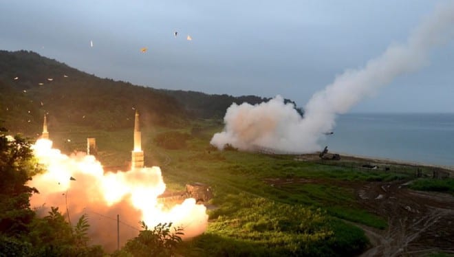 Hệ thống tên lửa Hàn Quốc Hyunmoo II (trái) và hệ thống tên lửa chiến thuật MGM-140 (tầm bắn 300 km) của quân đội Mỹ (phải) trong cuộc tập trận chung ngày 29.7.2017 /// Bộ Quốc phòng Hàn Quốc