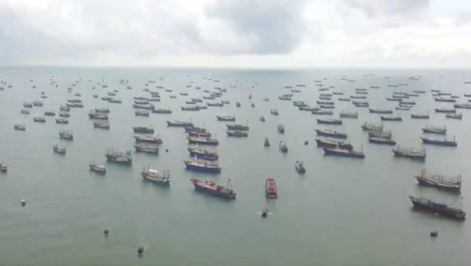 Đội tàu cá khổng lồ Trung Quốc đồng loạt ra khơi ở Biển Đông ngày 16.8 /// Ảnh chụp màn hình CCTV