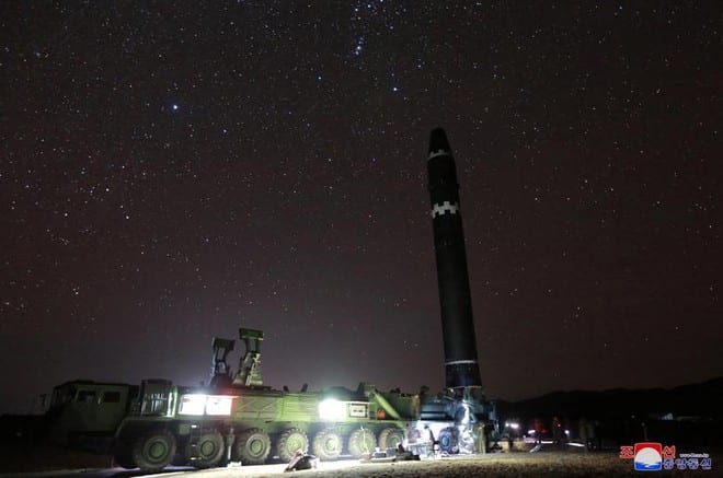 Mỹ từng phóng tên lửa cảnh cáo, cân nhắc tấn công hạt nhân vào Triều Tiên năm 2017 - ảnh 1
